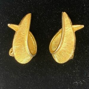Monet Vintage Gold tone clip on earrings. Mid Century Modernist style. Signed